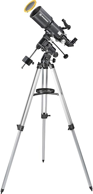 Bresser Polaris 102/460 auf seiner EQ-3-Montierung mit aufgesetztem Objektiv-Sonnenfilter